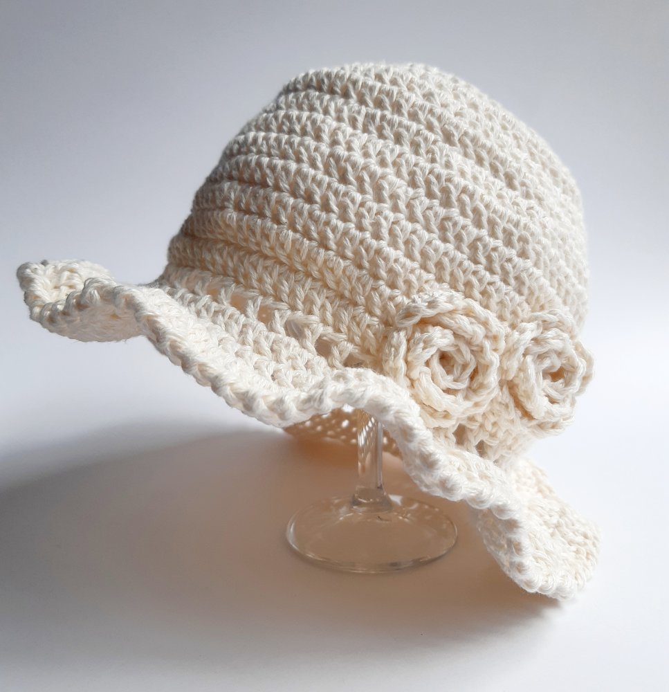 Cappellino con balza in cotone e lino panna con roselline - Battesimo - Rosalie