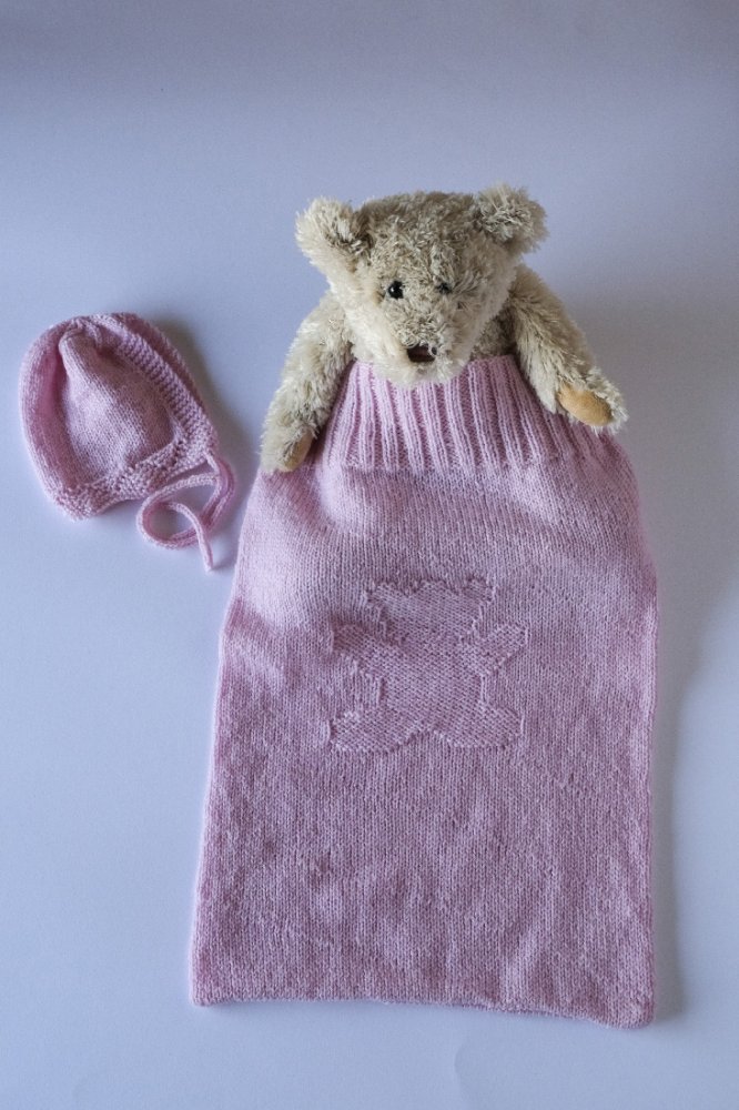 Sacco nanna per i primi mesi lavorato ai ferri in pura lana biologica rosa