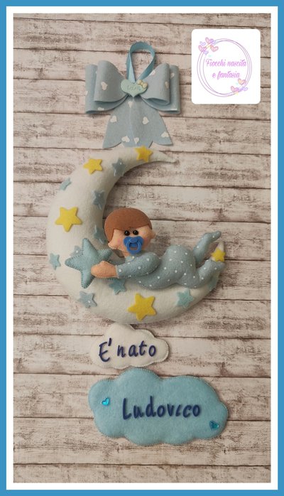 Bambino sulla luna con nuvolette
