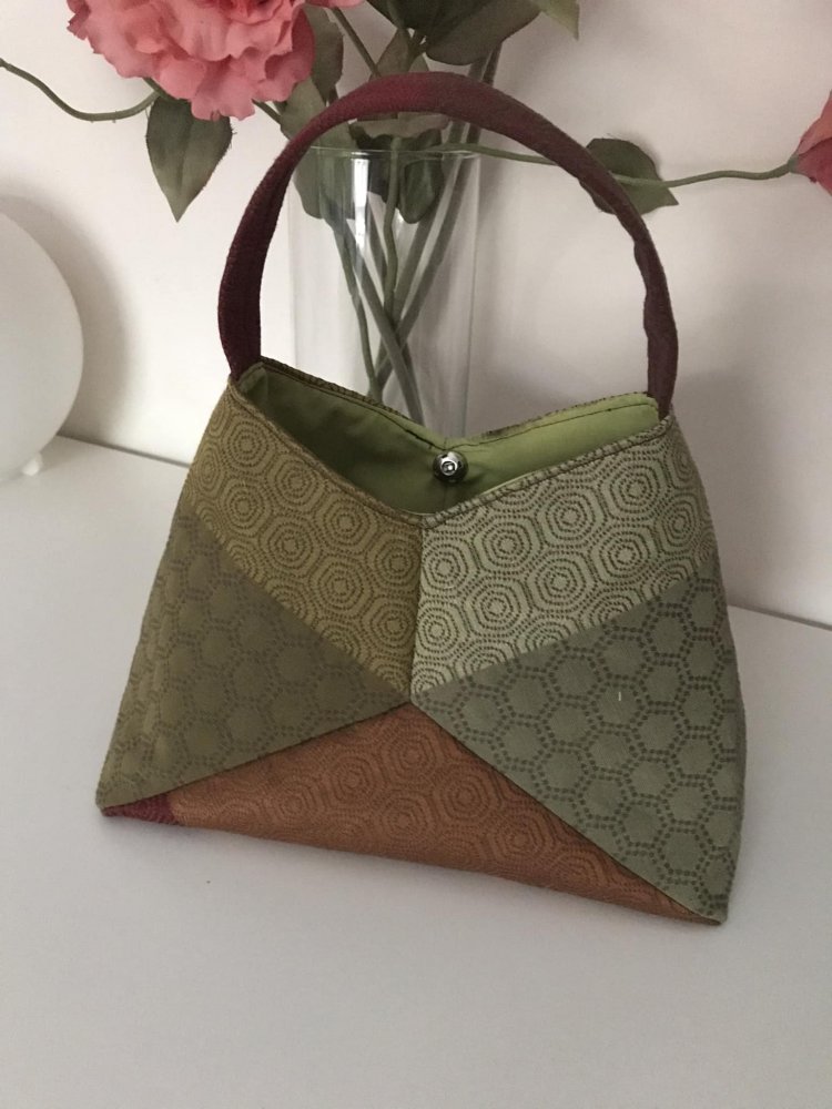 Borsa in tessuto, realizzata a mano. 