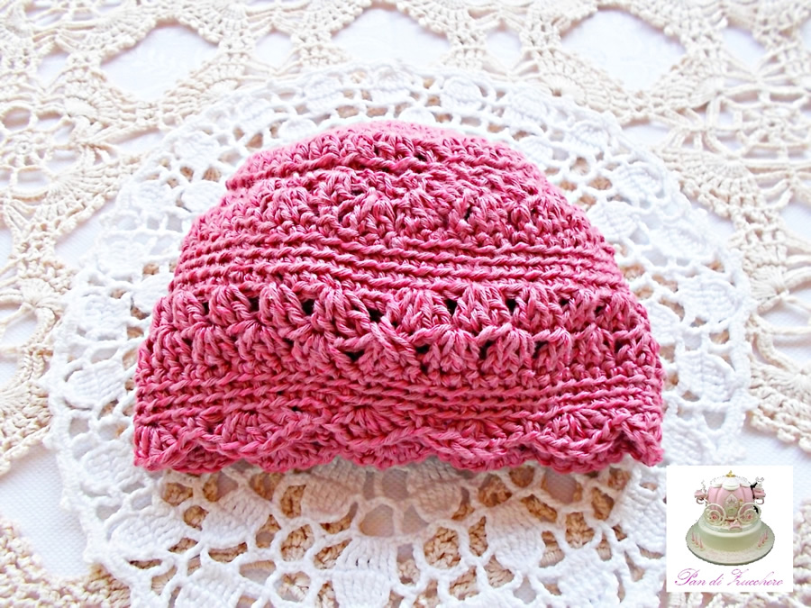 Berretto neonata in puro cotone rosa fucsia lavorato ai ferri con rifiniture ad uncinetto
