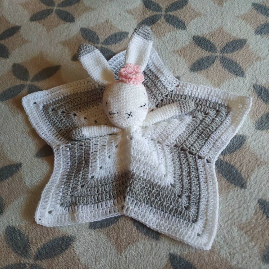 Copertina di sicurezza Doudou ad uncinetto, Coniglietto in lana baby, Lovey blanket, Crochet baby blanket