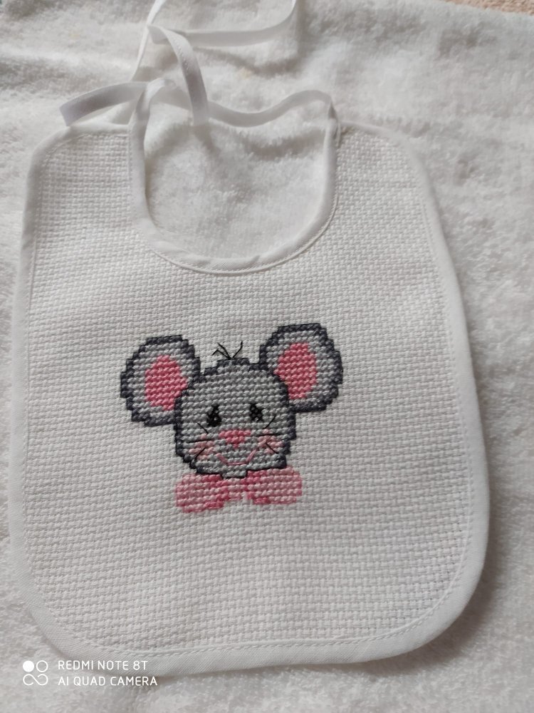 Bavaglini in cotone ricamati a mano