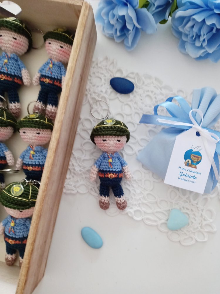 Bomboniera comunione bimbo mini boyscout uncinetto portachiavi.