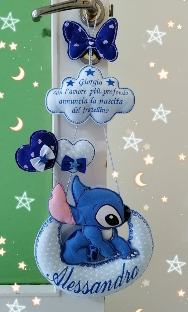 Fiocco nascita  di Stitch seduto  sulla luna e nuvola con dedica