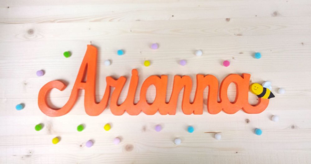 Nome in legno con piccola decorazione