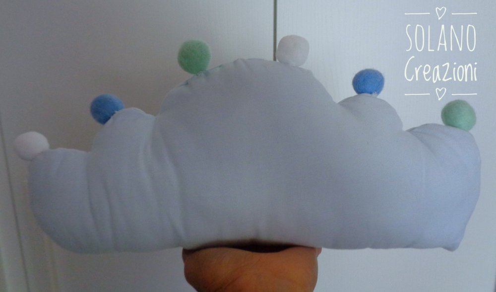 Piccolo cuscino nuvola per neonati,  con finiture pom pom