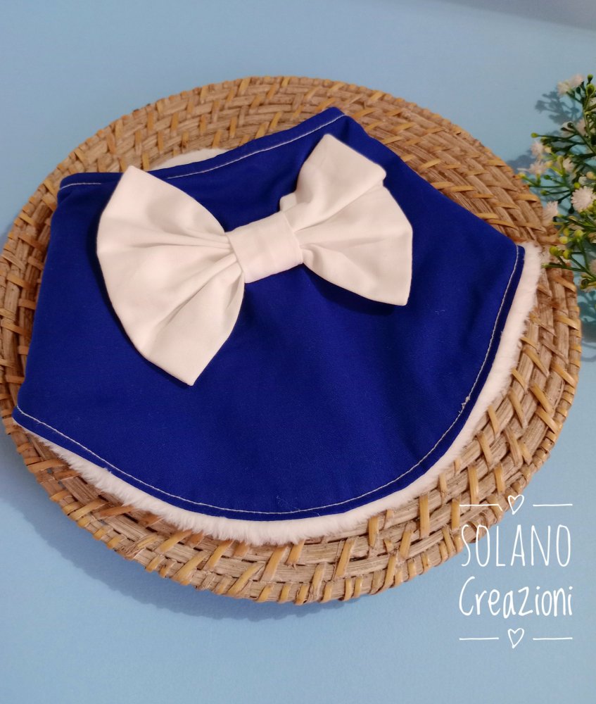 Bavaglino elegante per neonati con fiocco bianco
