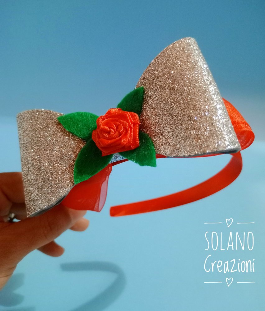 Cerchietto elegante rosso con fiocco grigio glitterato