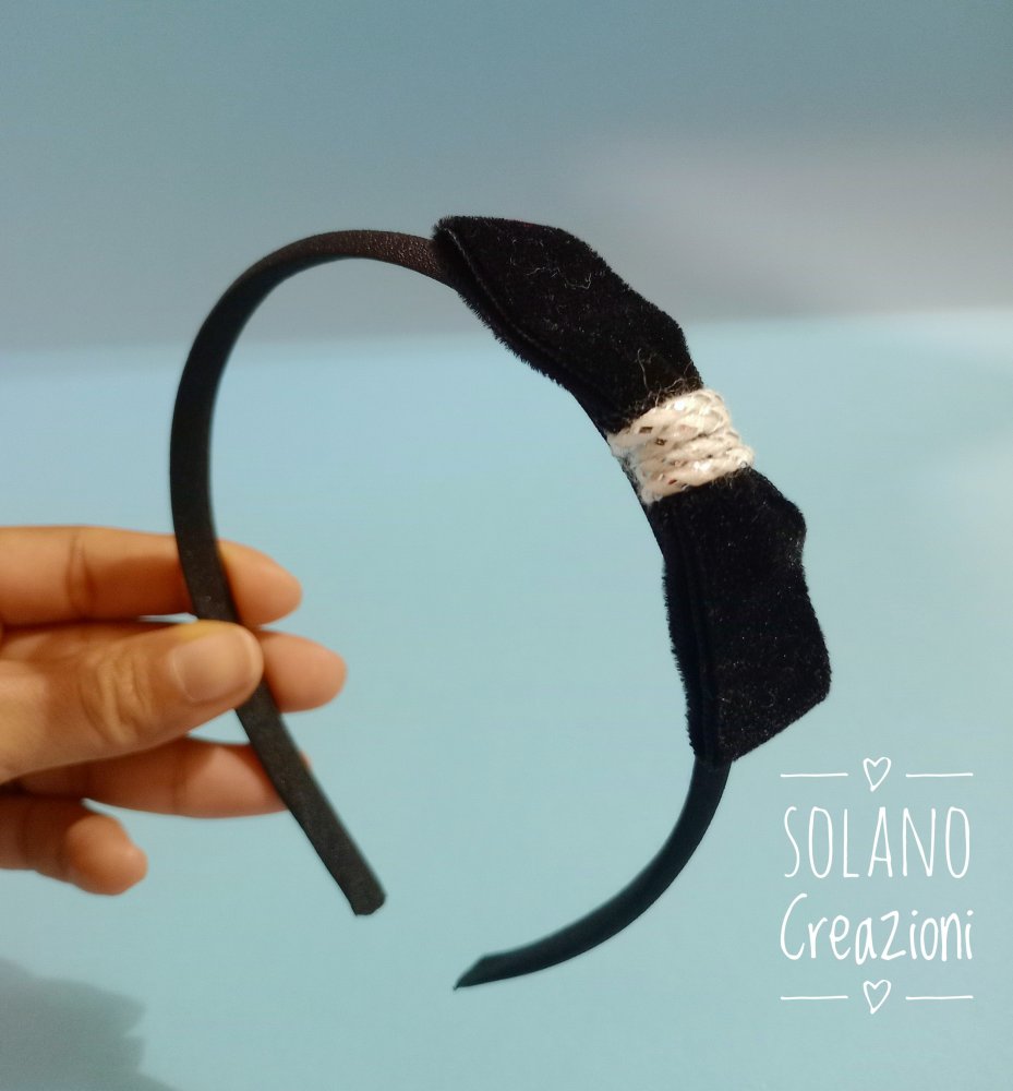 Cerchietto minimalista in velluto nero