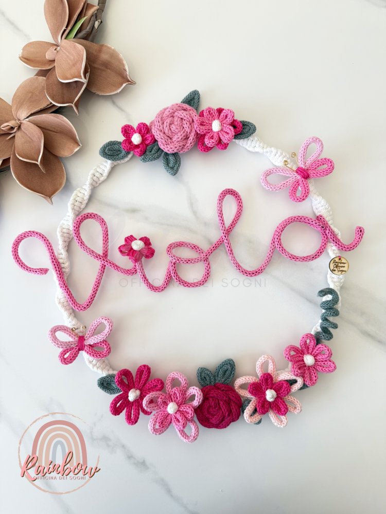 Fiocco nascita in macram con nome, fiori e farfalle