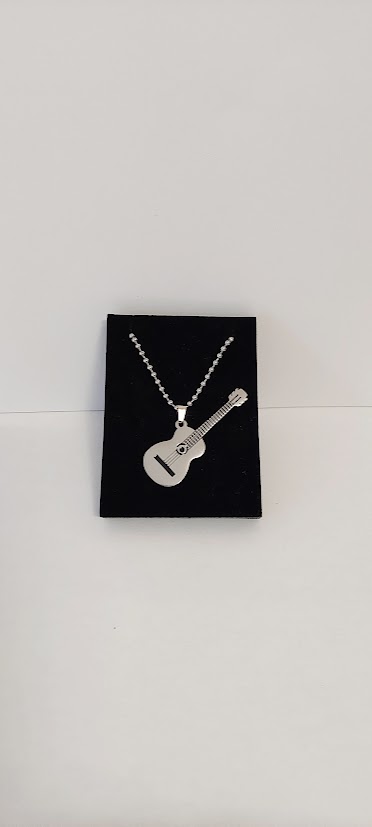 collana con chitarra 