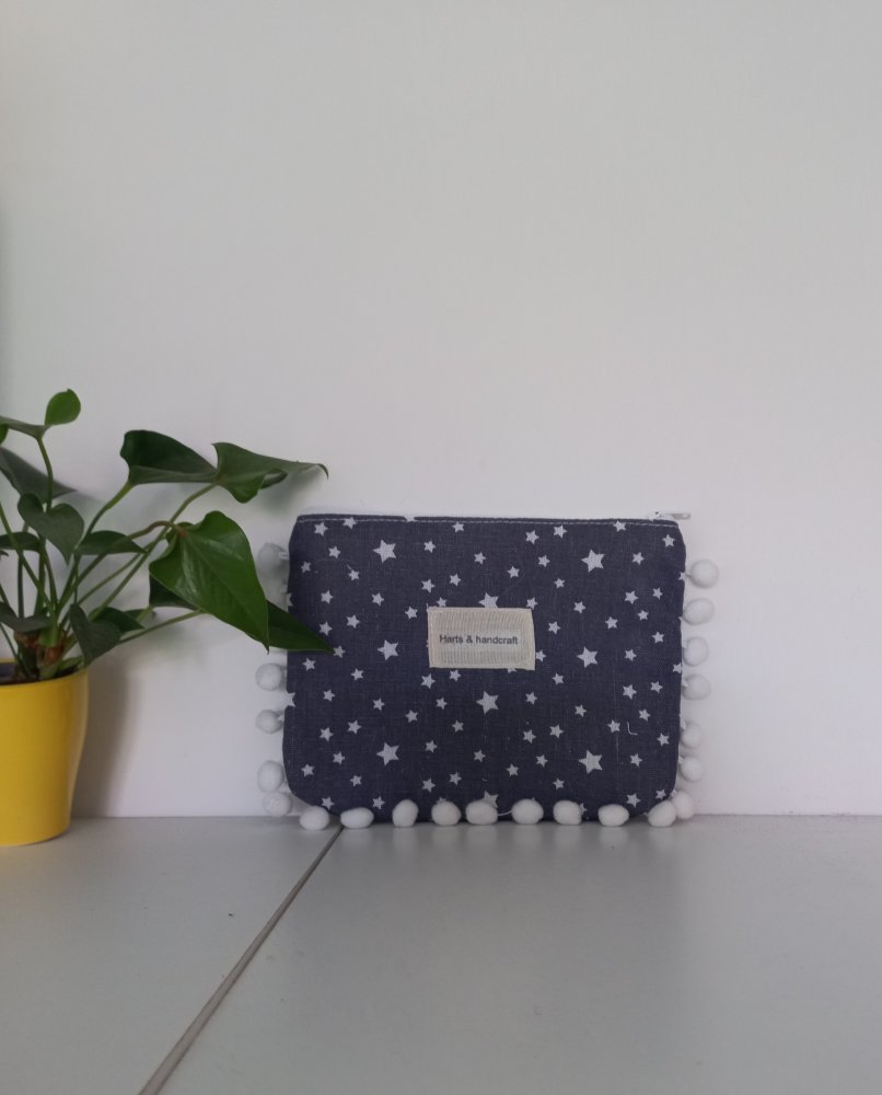 Pochette in cotone con  stelle bianche  zip e pompon fatto a mano