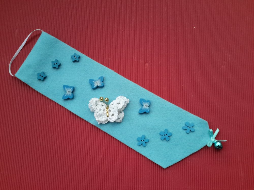 Striscia in feltro azzurro decorata da appendere