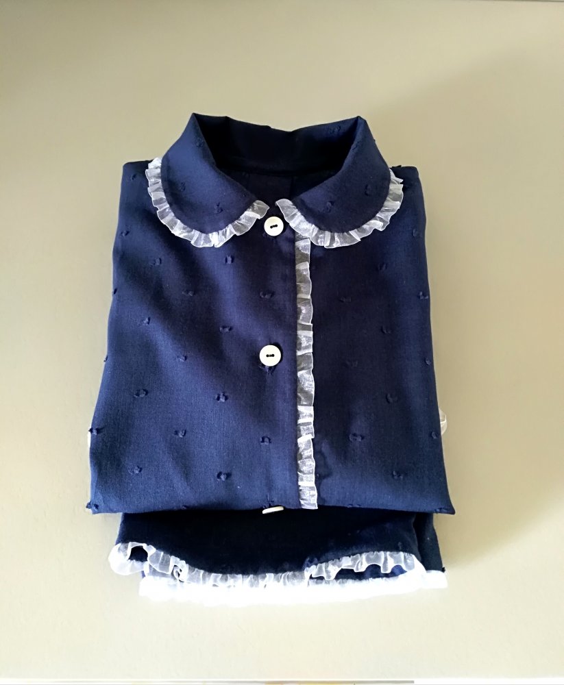 Pigiama bimba in Plumetis blu e pizzo bianco in tag.4/5 anni