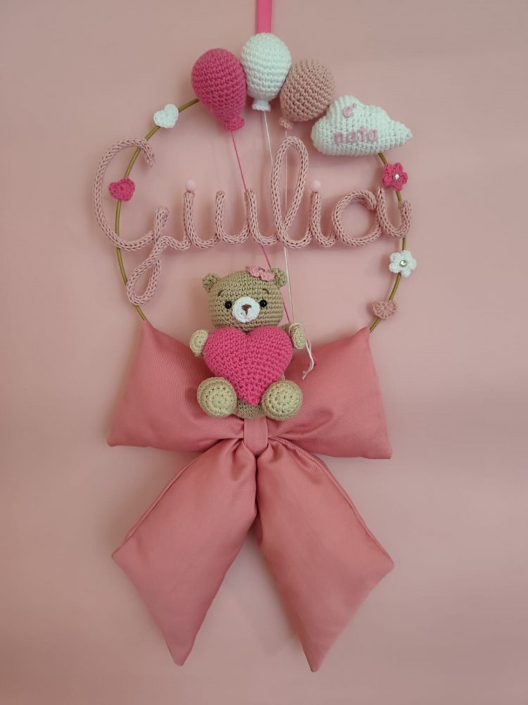 Decorazione nascita bambina/o con fiocco tessuto orsetto/a con cuore, Nome tricotin, Cerchio nascita personalizzabile