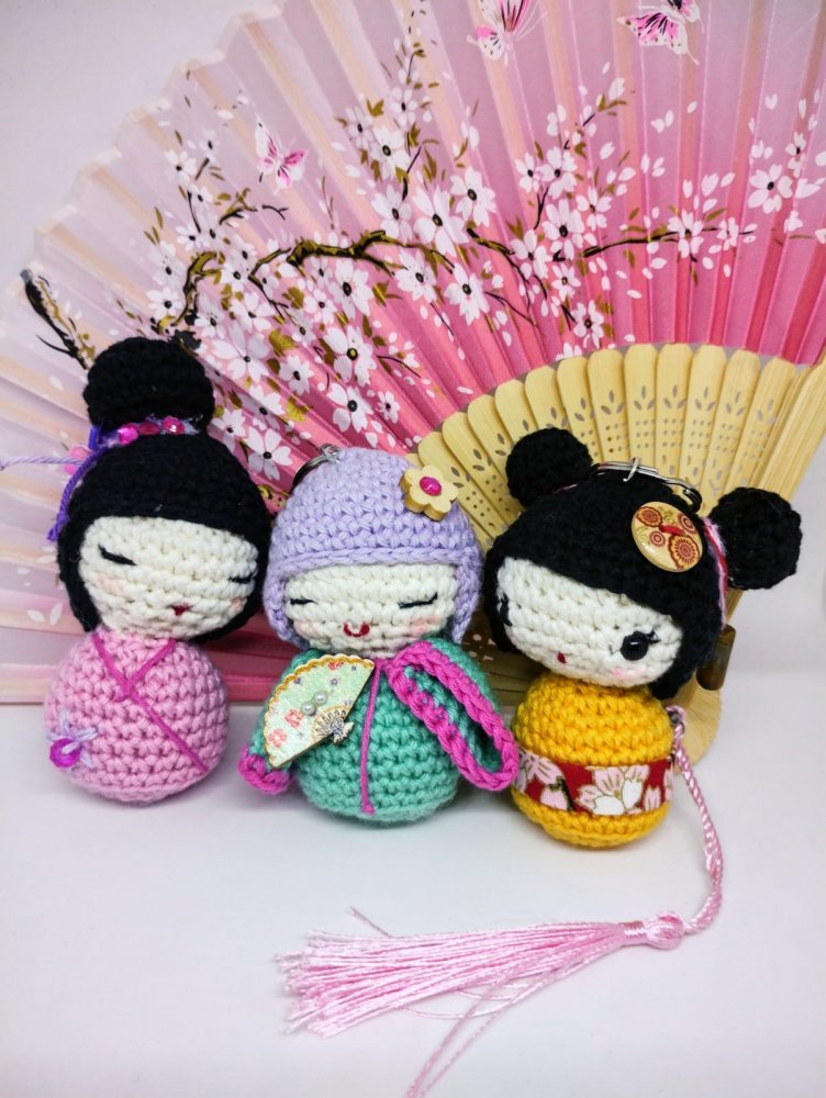 Portachiavi Kokeshi doll uncinetto, amigurumi Giappone, Portachiavi kokeshi, Japan Kokeshi Doll, Bambola amigurumi tradizionale Giapponese