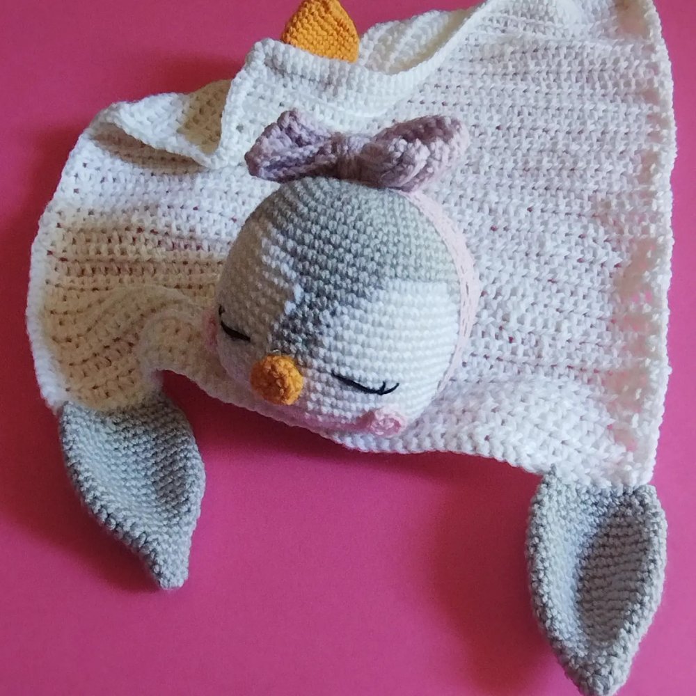 Doudou pinguina all�uncinetto � Copertina di sicurezza in lana baby merino � Handmade per piccole principesse