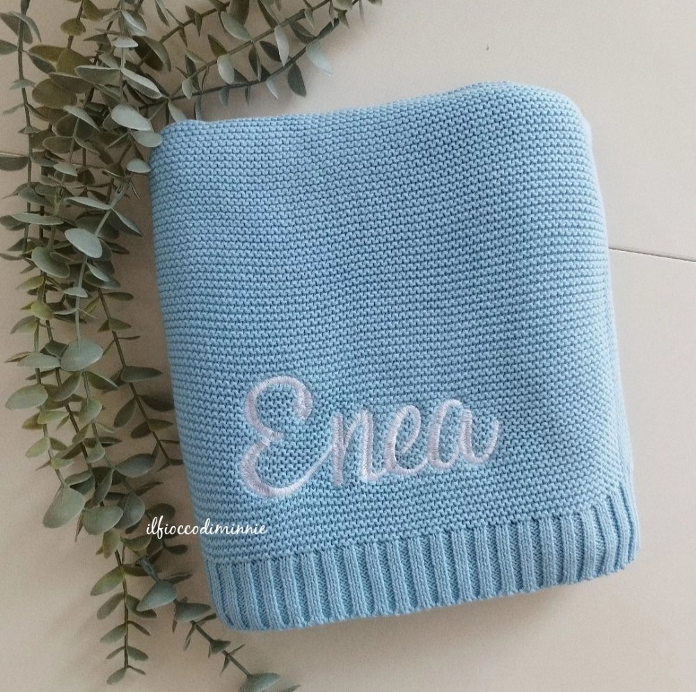 Copertina in maglia di cotone con nome ricamato, copertina nascita, copertina da culla personalizzata colorazione AZZURRO BABY