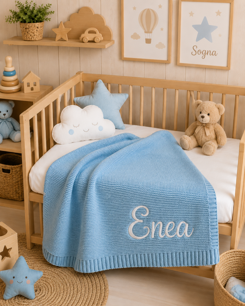 Copertina in maglia di cotone con nome ricamato, copertina nascita, copertina da culla personalizzata colorazione AZZURRO BABY