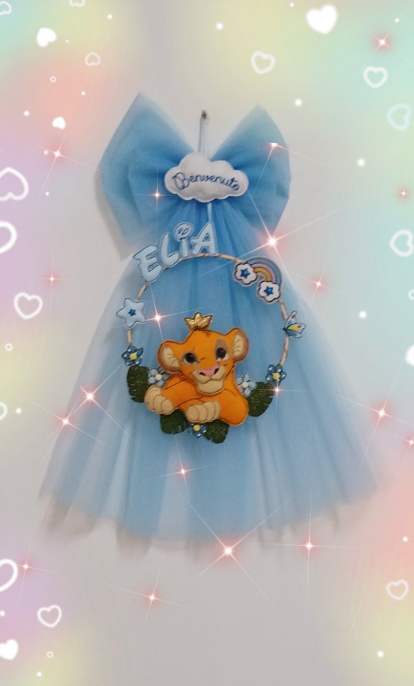 Fiocco nascita  in tulle azzurro  con  Simba  su telaio  in legno foglie e fiori