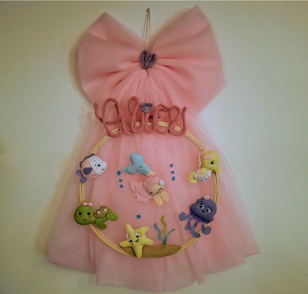 Fiocco Nascita Principessa degli Abissi - Tema Sirena e Amici Marini - Decorazione Cameretta in Feltro e tulle con telaio in legno e nome in tecnica tricotin.