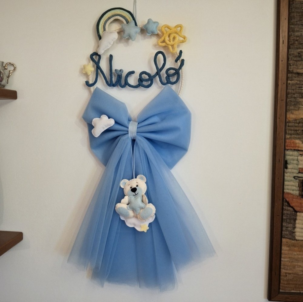 Fiocco Nascita Artigianale Azzurro con Orsetto, Nuvole in Feltro, Nome e Arcobaleno in Tricotin.