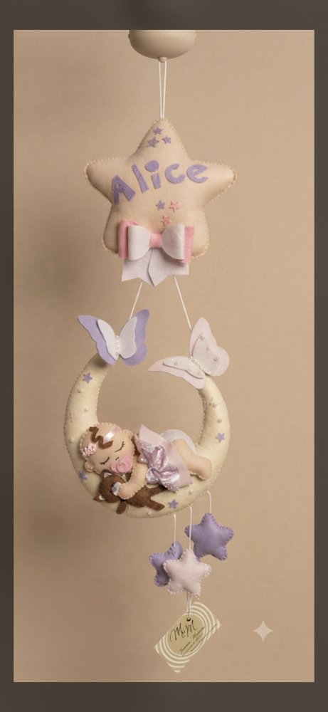 ​Fiocco nascita artigianale con bimba addormentata sulla luna, orsetto e farfalle delicate