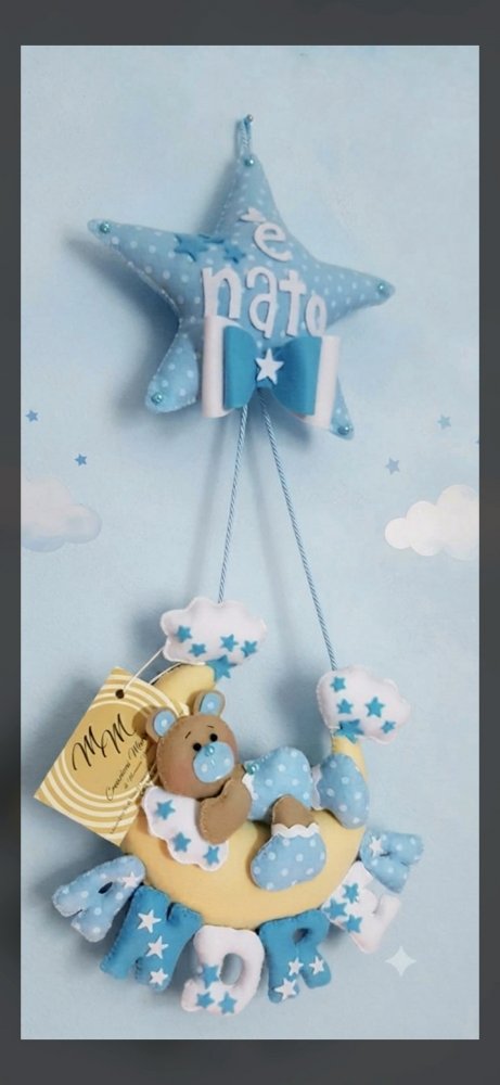 Fiocco nascita in pannolenci con. Orsetto  e luna. Personalizzato nel  ome con tecnica trictin e la realizzazione di un grande fiocco in tulle.