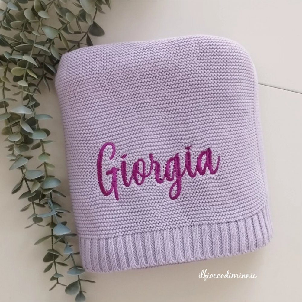 Copertina in maglia di cotone con nome ricamato, colorazione LILLA