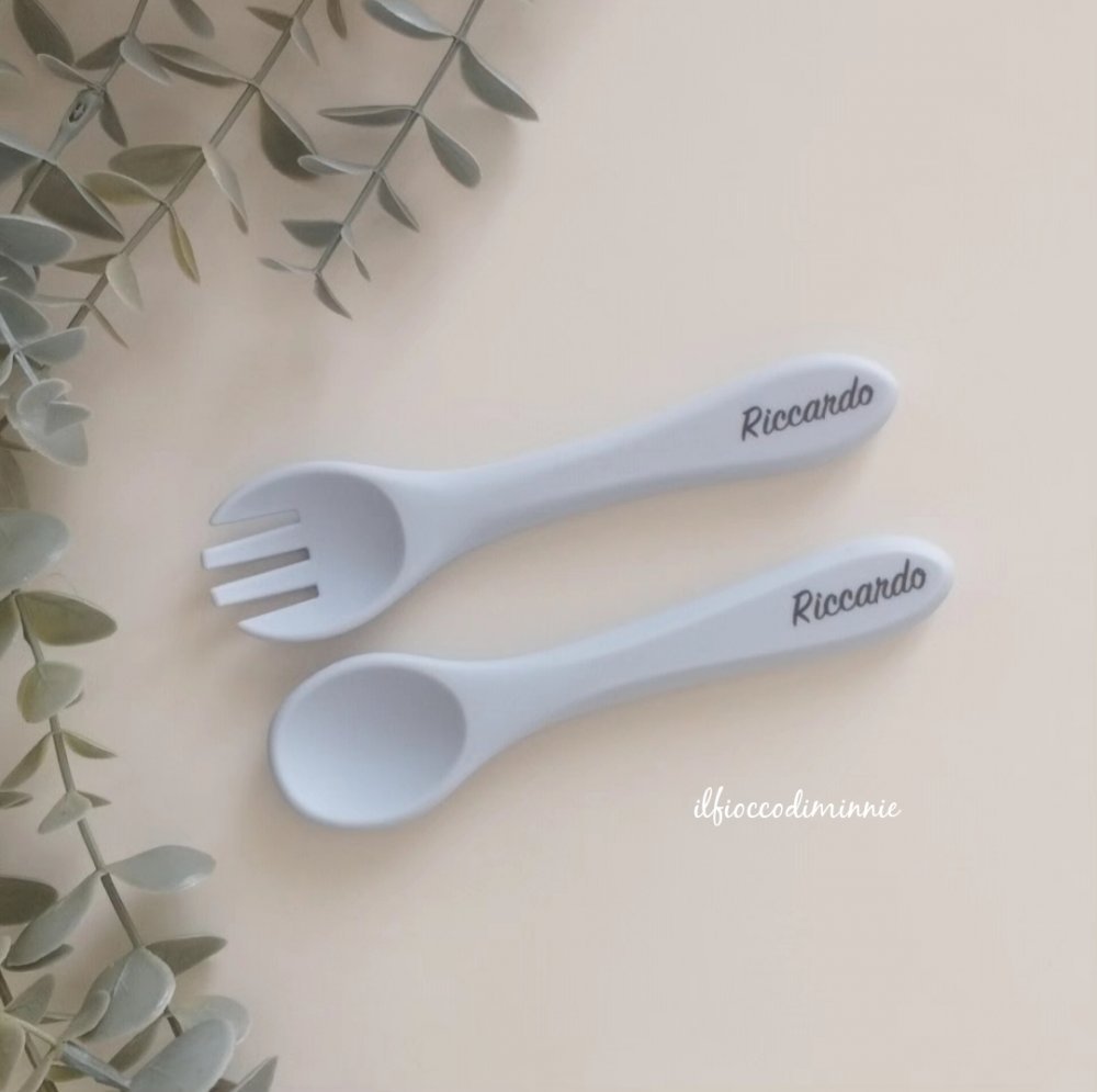 Set forchetta e cucchiaino in silicone AZZURRO GHIACCIO, personalizzabili con nome