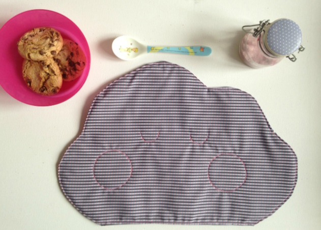 Tovaglietta per la merenda a forma di dolce nuvoletta cucita su tessuto 100% cotone a righine