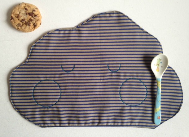 Tovaglietta per la merenda dei bambini a forma di nuvoletta in morbido cotone a righine viola e grigie