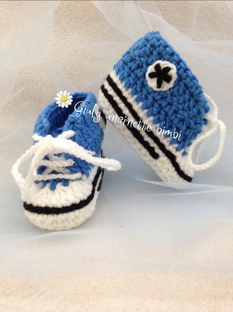 Scarpette  scarpine stivaletti stile * converse all star * realizzate con uncinetto per neonato portafortuna fortuna