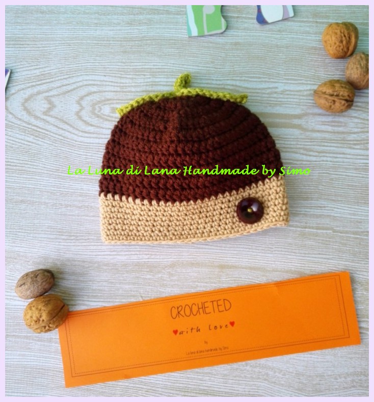 Cappellino a uncinetto da bambina a forma di nocciola
