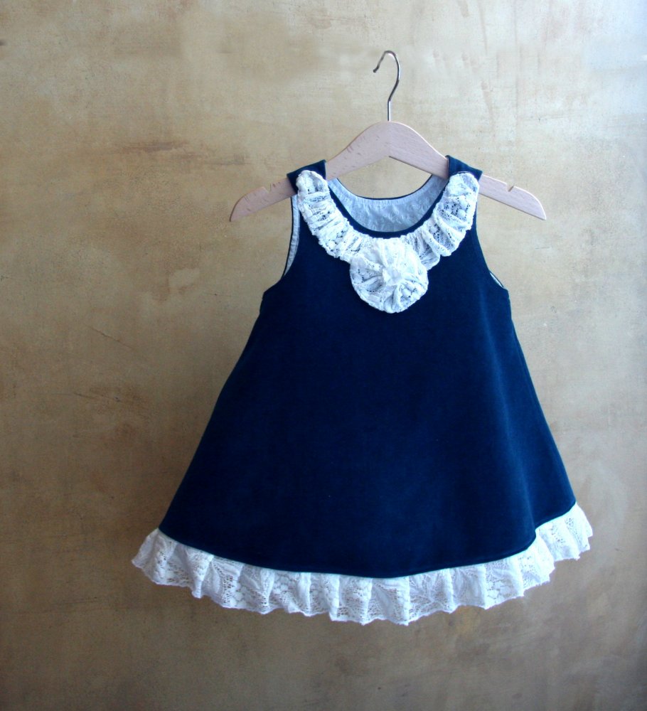 Abitino in velluto di cotone blu con decorazioni in pizzo bianco