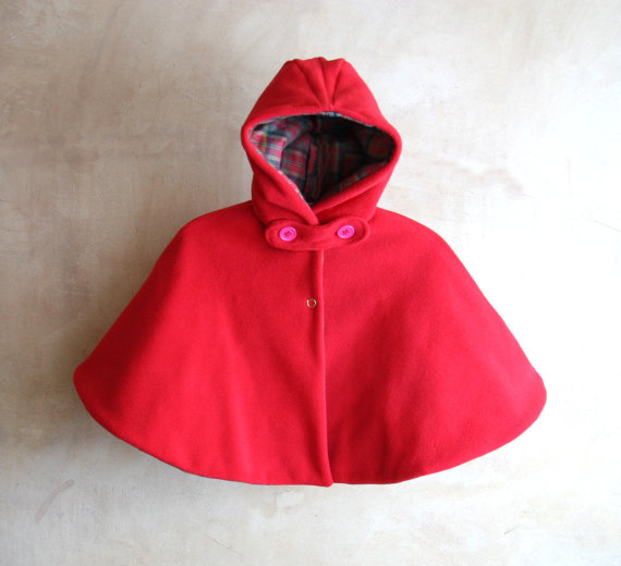 Mantella in pile rosso con cappuccio, imbottita e  foderata in cotone 