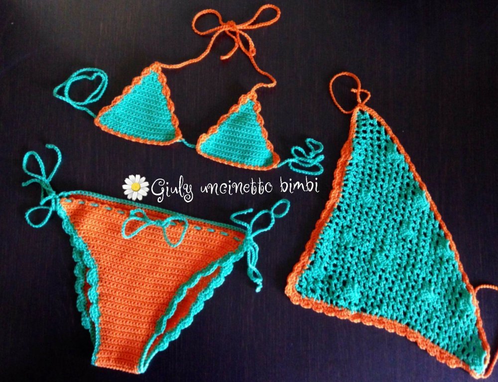 Costume a triangolo per bambina realizzato in cotone con uncinetto.