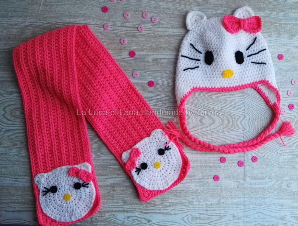 cappellino a uncinetto e sciarpa da bambina ispirato a Hello Kitty Coordinato