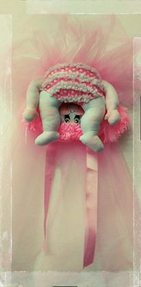 COCCARDA BAMBINA/O CHE FA' CUCU' A TESTA IN GIU'