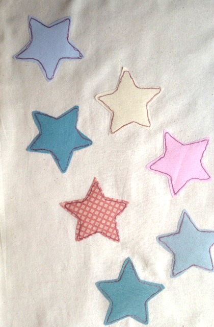 Shopper in cotone con stelline colorate per mamme sempre di corsa 