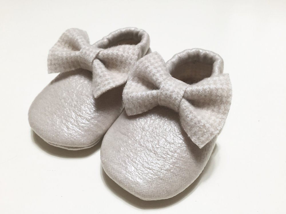 MOCASSINI in simil pelle dorata con interno e fiocco in trama piedipull per neonati/e e bambini/e