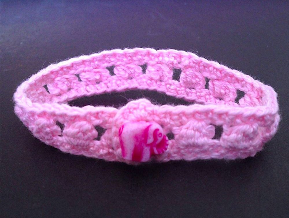 Braccialetto rosa con elefantino, fatto a mano all'uncinetto
