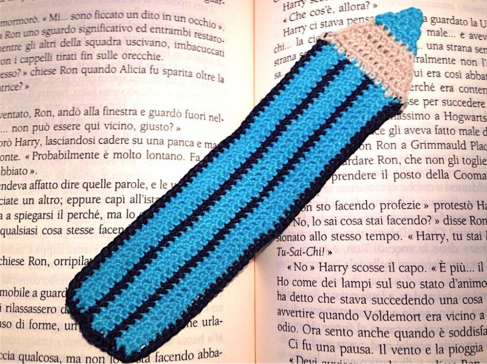 Segnalibro matita bluette fatta a mano all'uncinetto per la scuola