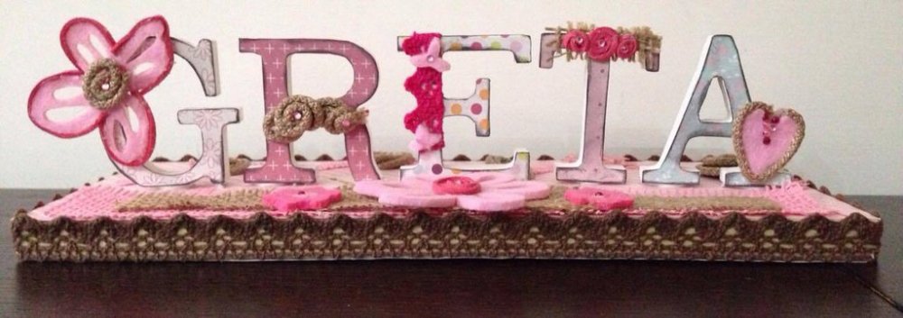 Nome con lettere di legno decorate a mano in stile 