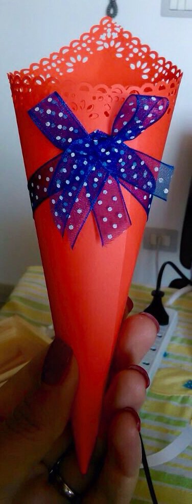 10 Coni porta confetti in cartone liscio con ricamo traforato