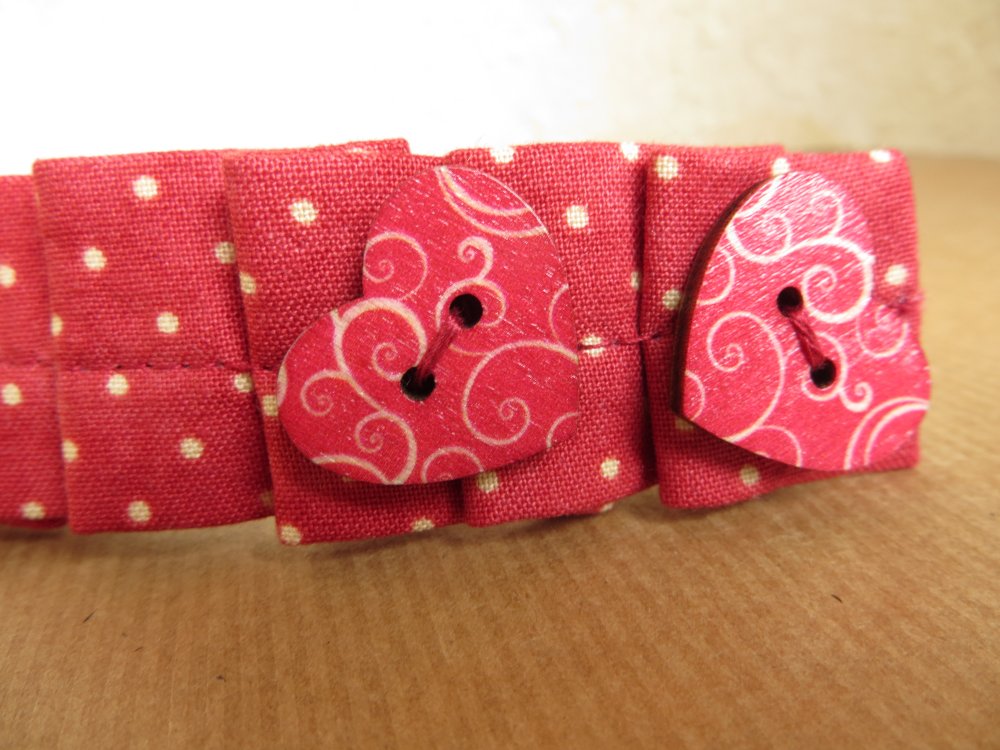 Fascia per capelli rossa con cuori in legno