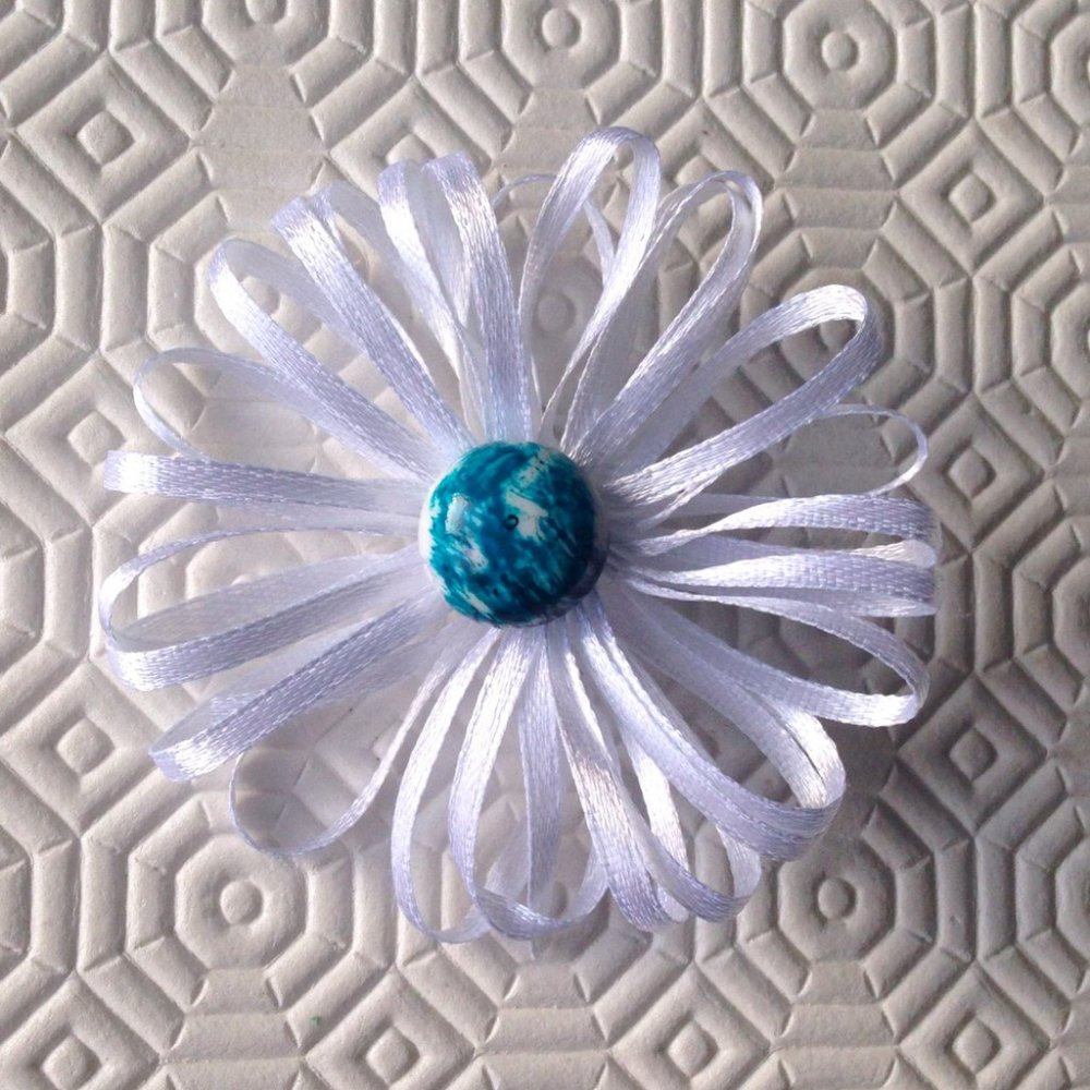 Spilla con fiore bianco in nastrino di raso e perla sfumata d'azzurro centrale, fatta a mano