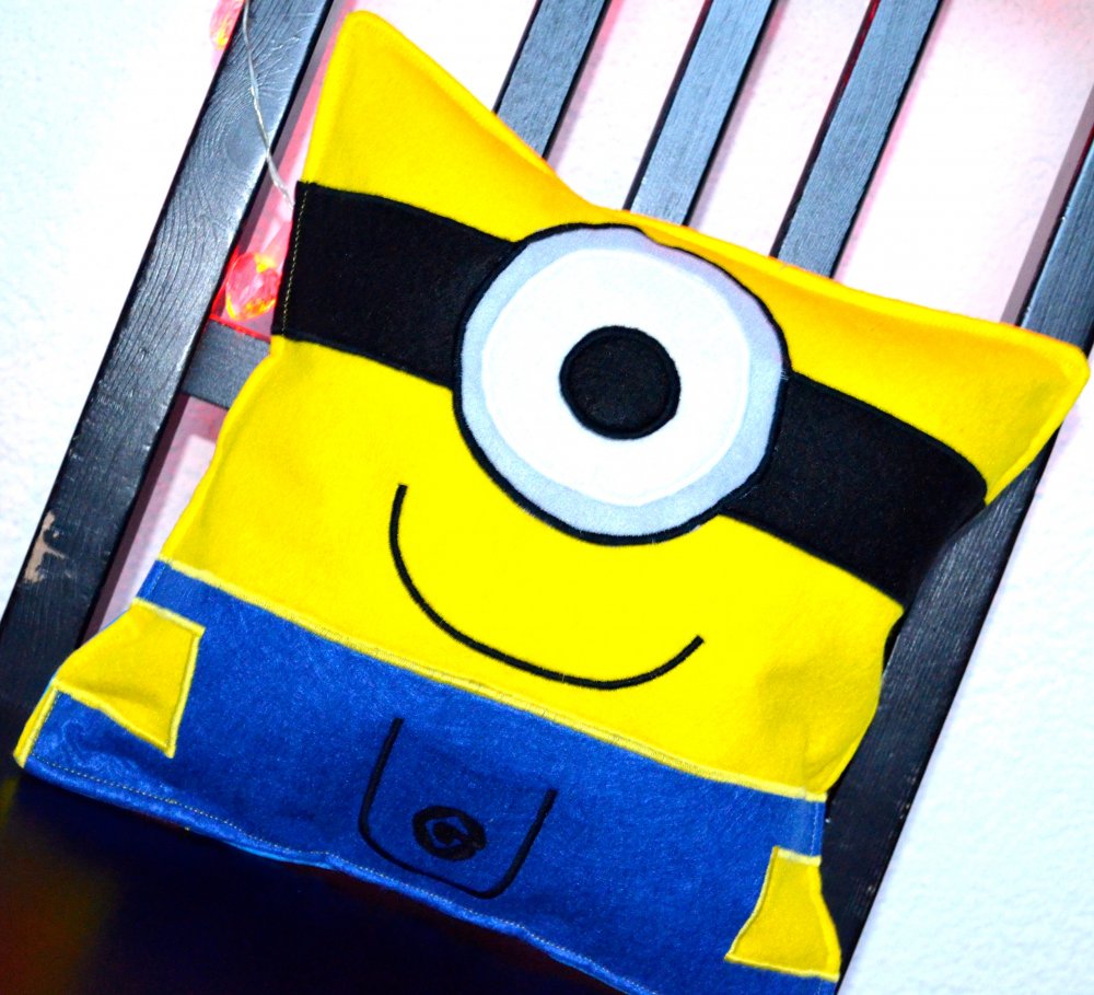 Cuscino minion in pannolenci e tessuto 