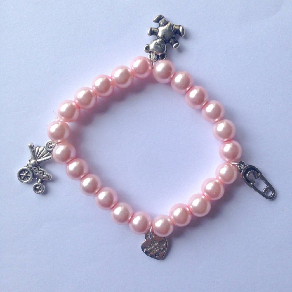 Braccialetto elastico con perle rosa confetto e ciondolini a tema beb, per future mamme